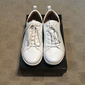 Nurse Mates Women’s Sarina Lace-Up Sneakers